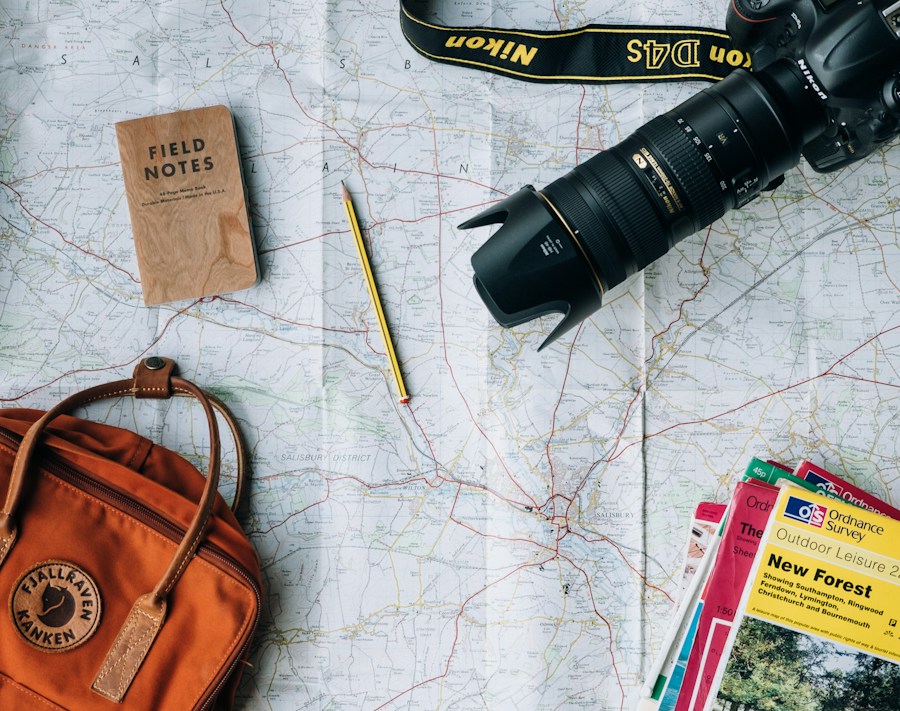 Mapa e acessórios para planejar uma viagem
